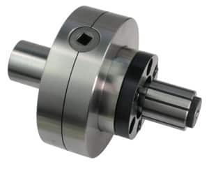 Närbild av en precisionsbearbetad metallkopplingskomponent med en cylindrisk kropp, flera bultar och ett fyrkantigt hål, vilket tyder på dess användning i mekaniska eller industriella applikationer.